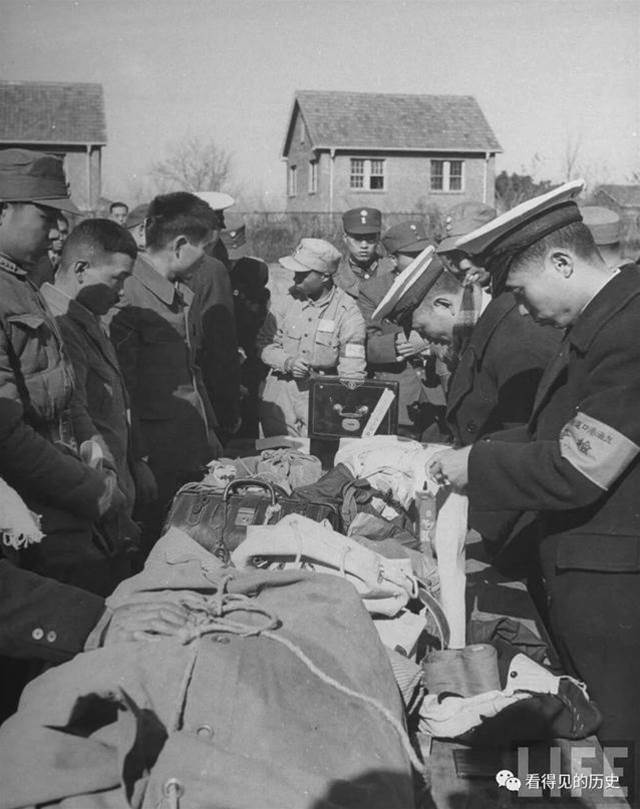 老照片 抗戰勝利后被遣返的日本人 脫褲子檢查