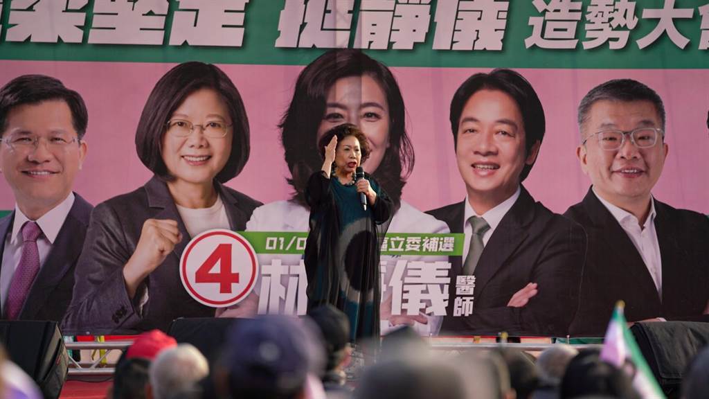 臺中第二選區民進黨候選人林靜儀12月26日在臺中霧峰區福新宮舉辦造勢活動，不少人前往助陣。（資料照，馮惠宜攝）