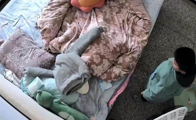 安徽4歲哥哥在28天大的妹妹頭上蓋滿衣物，2分鐘后媽媽才發現