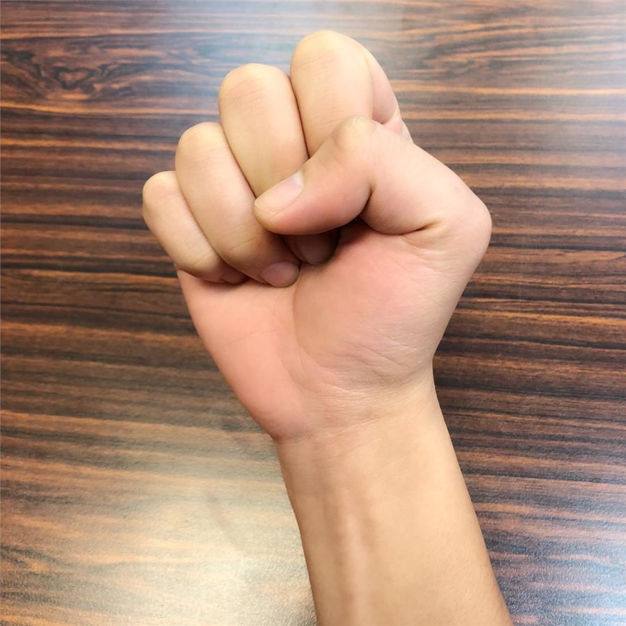 心理测试:从手握拳的方式,测出你的性格和财运!