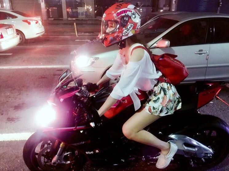 重机正妹又一弹!路上捕获重机女骑士 头盔一拿下正到哭.