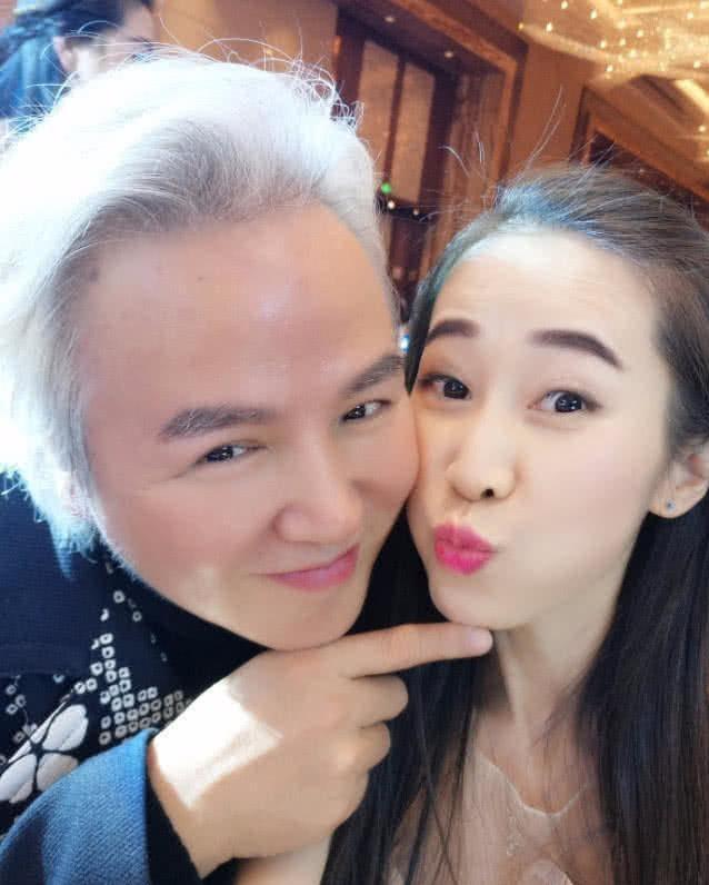 张庭老公出席活动与员工牵手惹热议,美女却晒照片感恩林瑞阳夫妇