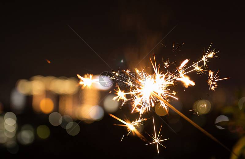 仙女棒(英语:sparkler)是一种烟花,别名手持烟花或手持喷泉,为可燃性