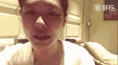 《小姐姐的花店》中有一期,深夜,小s和宋佳边喝酒边聊天,刚开始还挺