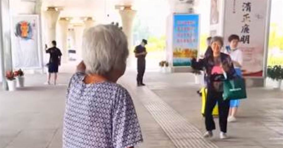 104歲媽媽來車站接77歲女兒，女兒笑容滿面飛奔來，高興得像個孩子：這個年紀還有媽疼，幸福啊！