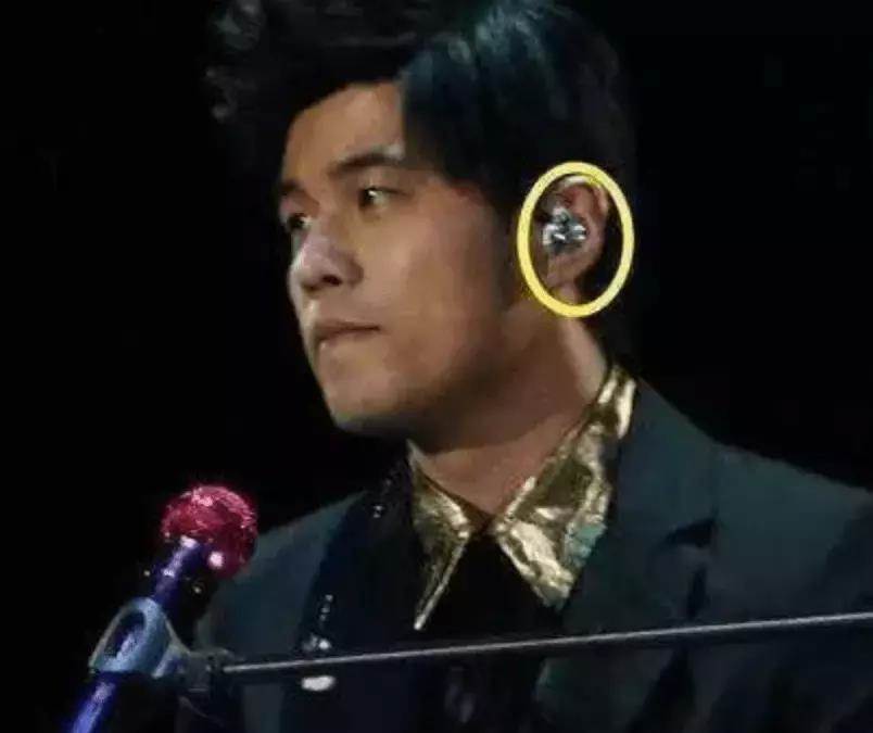 演唱會上，原來歌手耳朵里戴的不是耳機，看完漲知識了