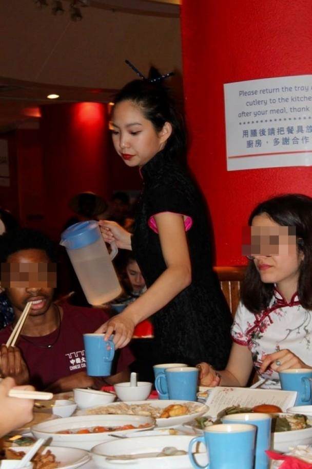 上有百億家產，林青霞女兒被拍到當服務生端茶倒水沒架子，不求名利靠自己：曝正臉清秀面容